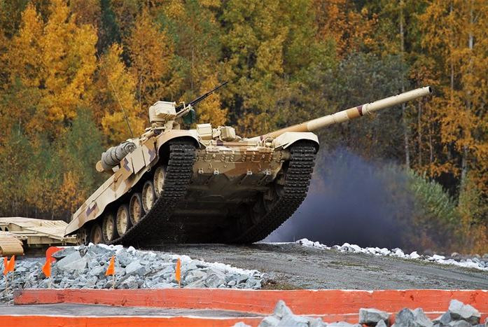 Xe tăng chiến đấu T-90S Nga phô diễn khả năng cơ động Xe tăng chiến đấu T-90S Nga phô diễn khả năng cơ động