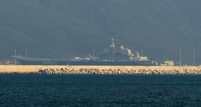 Tàu sân bay Liêu Ninh, Hải quân Trung Quốc đậu ở bãi Đại Đông Hải, đảo Hải Nam, Trung Quốc (nguồn mạng sina Trung Quốc ngày 15 tháng 9 năm 2015) Tàu sân bay Liêu Ninh, Hải quân Trung Quốc đậu ở bãi Đại Đông Hải, đảo Hải Nam, Trung Quốc (nguồn mạng sina Trung Quốc ngày 15 tháng 9 năm 2015)