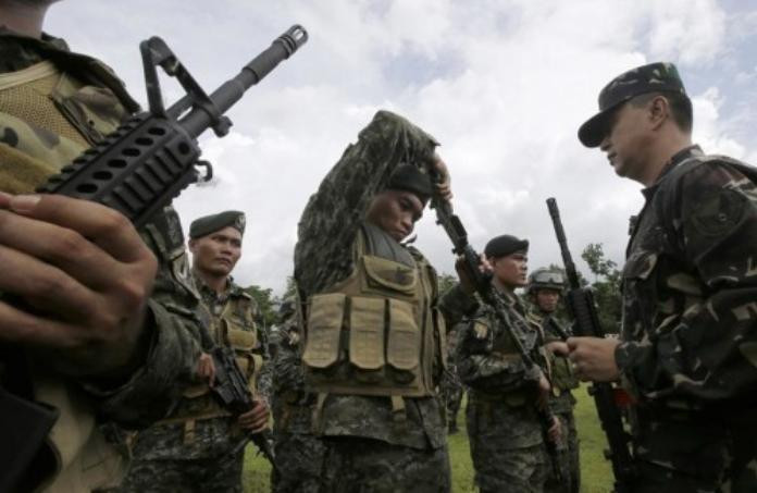 Binh sĩ Philippines sử dụng súng trường Mỹ (nguồn mạng sina Trung Quốc) Binh sĩ Philippines sử dụng súng trường Mỹ (nguồn mạng sina Trung Quốc)