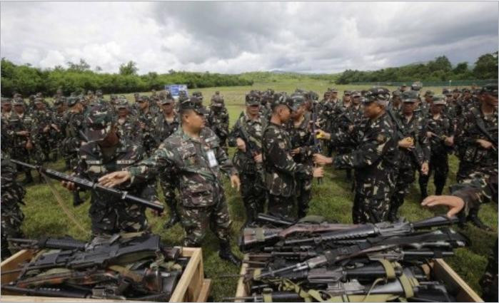 Binh sĩ Philippines sử dụng súng trường Mỹ (nguồn mạng sina Trung Quốc) Binh sĩ Philippines sử dụng súng trường Mỹ (nguồn mạng sina Trung Quốc)