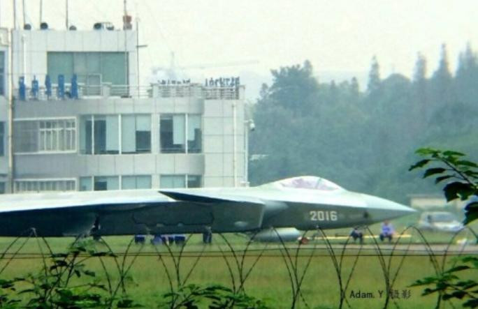 Máy bay chiến đấu J-20 số hiệu 2016 Trung Quốc (nguồn mạng sina Trung Quốc) Máy bay chiến đấu J-20 số hiệu 2016 Trung Quốc (nguồn mạng sina Trung Quốc)