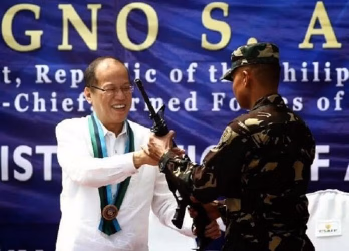 Tổng thống Philippines Benigno Aquino phát súng mới cho binh sĩ (nguồn mạng sina Trung Quốc)