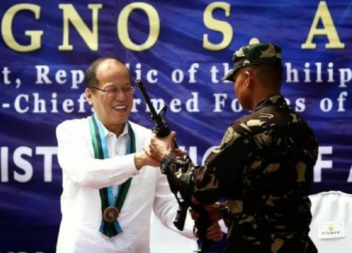 Tổng thống Philippines Benigno Aquino phát súng mới cho binh sĩ (nguồn mạng sina Trung Quốc) Tổng thống Philippines Benigno Aquino phát súng mới cho binh sĩ (nguồn mạng sina Trung Quốc)
