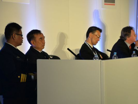 Phó đô đốc Viên Dự Bách - Tư lệnh Hạm đội Bắc Hải tại Triển lãm quốc phòng quốc tế London, Anh (thứ hai từ trái sang)