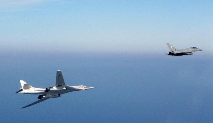 Ngày 10 tháng 9 năm 2015, máy bay ném bom chiến lược siêu âm Tu-160 Nga bay áp sát lãnh thổ Anh, bị máy bay chiến đấu Typhoon Anh đánh chặn. Hình ảnh này do Không quân hoàng gia Anh chụp được. Ngày 10 tháng 9 năm 2015, máy bay ném bom chiến lược siêu âm Tu-160 Nga bay áp sát lãnh thổ Anh, bị máy bay chiến đấu Typhoon Anh đánh chặn. Hình ảnh này do Không quân hoàng gia Anh chụp được.