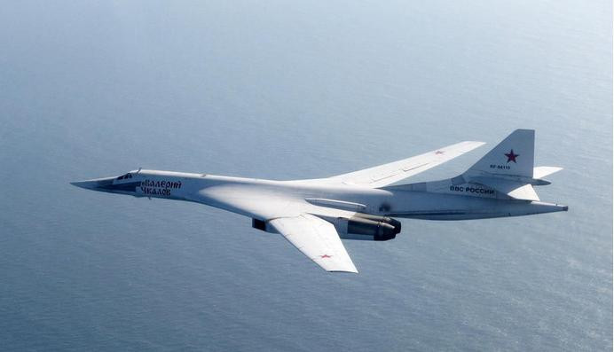 Ngày 10 tháng 9 năm 2015, máy bay ném bom chiến lược siêu âm Tu-160 Nga bay áp sát lãnh thổ Anh. Hình ảnh này do Không quân hoàng gia Anh chụp được. Ngày 10 tháng 9 năm 2015, máy bay ném bom chiến lược siêu âm Tu-160 Nga bay áp sát lãnh thổ Anh. Hình ảnh này do Không quân hoàng gia Anh chụp được.