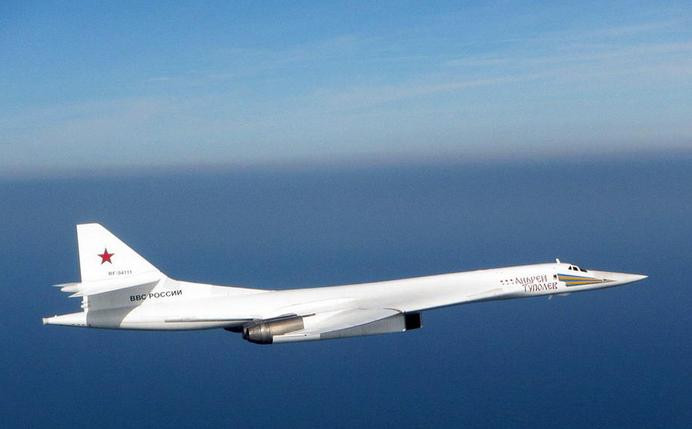 Ngày 10 tháng 9 năm 2015, máy bay ném bom chiến lược siêu âm Tu-160 Nga bay áp sát lãnh thổ Anh. Hình ảnh này do Không quân hoàng gia Anh chụp được. Ngày 10 tháng 9 năm 2015, máy bay ném bom chiến lược siêu âm Tu-160 Nga bay áp sát lãnh thổ Anh. Hình ảnh này do Không quân hoàng gia Anh chụp được.