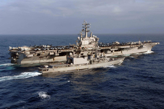 Tàu sân bay USS Ronald Reagan CVN 76 của Hải quân Mỹ và tàu săn ngầm Nhật Bản Tàu sân bay USS Ronald Reagan CVN 76 của Hải quân Mỹ và tàu săn ngầm Nhật Bản