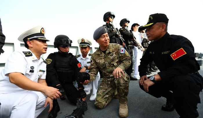 Binh sĩ biên đội hộ tống tốp 20 của Hải quân Trung Quốc tiến hành giao lưu với biên đội hộ tống tốp 19 Hải quân Hàn Quốc (nguồn báo Quang Minh, Trung Quốc)