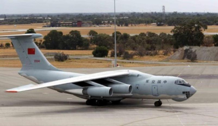 Máy bay vận tải IL-76 Trung Quốc trên đường trở về đã đậu ở sân bay Perth của Australia vào trưa ngày 26 tháng 3 năm 2014 Máy bay vận tải IL-76 Trung Quốc trên đường trở về đã đậu ở sân bay Perth của Australia vào trưa ngày 26 tháng 3 năm 2014