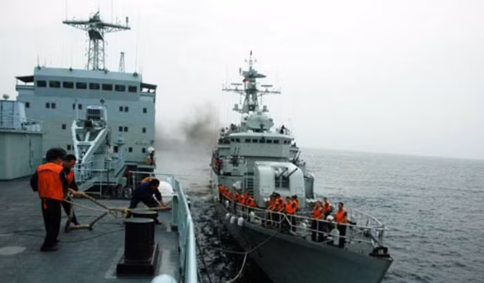 Tàu tiếp tế Hải quân Trung Quốc tiến hành tiếp tế bất hợp pháp cho lực lượng và tàu ngầm của họ tại đá ngầm thuộc quần đảo Trường Sa của Việt Nam. Tàu tiếp tế Hải quân Trung Quốc tiến hành tiếp tế bất hợp pháp cho lực lượng và tàu ngầm của họ tại đá ngầm thuộc quần đảo Trường Sa của Việt Nam.