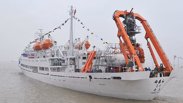 Tàu Hướng Dương Hồng 09 chở tàu lặn Giao Long rời cảng