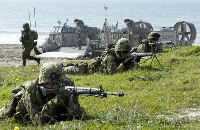 Lực lượng Phòng vệ Nhật Bản diễn tập (nguồn Tin tức Tham khảo, TQ) Lực lượng Phòng vệ Nhật Bản diễn tập (nguồn Tin tức Tham khảo, TQ)