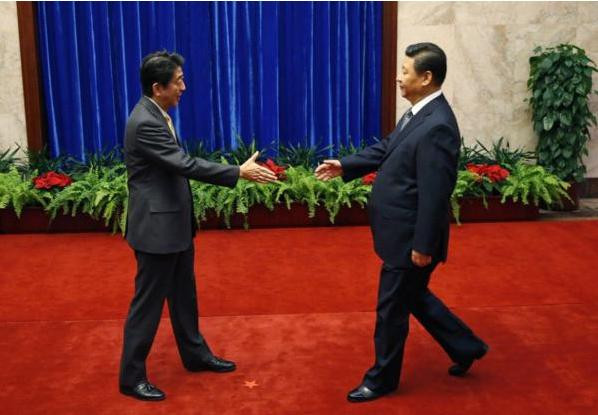 Ông Tập Cận Bình (phải) và ông Shinzo Abe bắt tay nhau Ông Tập Cận Bình (phải) và ông Shinzo Abe bắt tay nhau