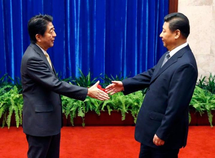 Tư thế của ông Tập Cận Bình trong lúc bắt tay với ông Shinzo Abe Tư thế của ông Tập Cận Bình trong lúc bắt tay với ông Shinzo Abe