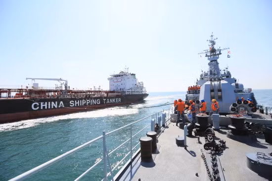 Ngày 25 tháng 10 năm 2014, tàu hộ vệ tên lửa Phủ Điền, Hạm đội Đông Hải nhận tiếp tế nhiên liệu từ tàu chở dầu dân sự Hoa Xuyên trên biển Hoa Đông (nguồn Tin tức bình luận Trung Quốc - Hồng Kông)