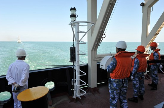 Ngày 25 tháng 10 năm 2014, tàu hộ vệ tên lửa Phủ Điền, Hạm đội Đông Hải nhận tiếp tế nhiên liệu từ tàu chở dầu dân sự Hoa Xuyên trên biển Hoa Đông (nguồn Tin tức bình luận Trung Quốc - Hồng Kông) Ngày 25 tháng 10 năm 2014, tàu hộ vệ tên lửa Phủ Điền, Hạm đội Đông Hải nhận tiếp tế nhiên liệu từ tàu chở dầu dân sự Hoa Xuyên trên biển Hoa Đông (nguồn Tin tức bình luận Trung Quốc - Hồng Kông)