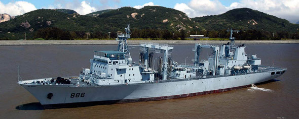 Tàu tiếp tế tổng hợp Type 903 dài 171,4 m, rộng 24,6 m, mớn nước 9 m, lượng giãn nước đầy 23.000 tấn, tốc độ cao nhất 19 hải lý/giờ, có nhà chứa máy bay cố định, có thể mang theo 1 máy bay trực thăng Z-8 hoặc máy bay trực thăng cỡ lớn cấp tương đương. Trong hình là tàu tiếp tế tổng hợp Thiên Đảo Hồ thuộc Hạm đội Đông Hải, Hải quân Trung Quốc (nguồn Thời báo Hoàn Cầu, TQ) Tàu tiếp tế tổng hợp Type 903 dài 171,4 m, rộng 24,6 m, mớn nước 9 m, lượng giãn nước đầy 23.000 tấn, tốc độ cao nhất 19 hải lý/giờ, có nhà chứa máy bay cố định, có thể mang theo 1 máy bay trực thăng Z-8 hoặc máy bay trực thăng cỡ lớn cấp tương đương. Trong hình là tàu tiếp tế tổng hợp Thiên Đảo Hồ thuộc Hạm đội Đông Hải, Hải quân Trung Quốc (nguồn Thời báo Hoàn Cầu, TQ)