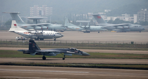 Máy bay chiến đấu Su-35 bay biểu diễn ở Triển lãm hàng không Chu Hải 2014 Trung Quốc