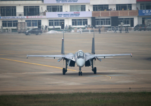 Máy bay chiến đấu Su-35 bay biểu diễn ở Triển lãm hàng không Chu Hải 2014 Trung Quốc