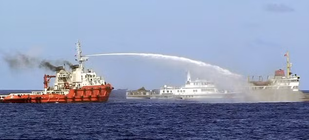 Trung Quốc khủng bố Việt Nam ở vùng biển chủ quyền của Việt Nam (ảnh: nguồn Thời báo Hoàn Cầu, TQ)