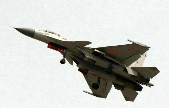 Máy bay chiến đấu J-15 số hiệu 105 đang bay thử (nguồn Thời báo Hoàn Cầu, TQ)