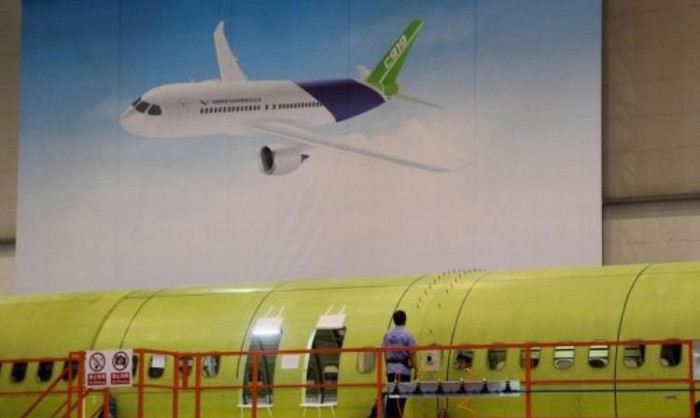 Chiếc máy bay chở khách C919 đầu tiên của Trung Quốc lắp ráp (nguồn mạng sina Trung Quốc) Chiếc máy bay chở khách C919 đầu tiên của Trung Quốc lắp ráp (nguồn mạng sina Trung Quốc)