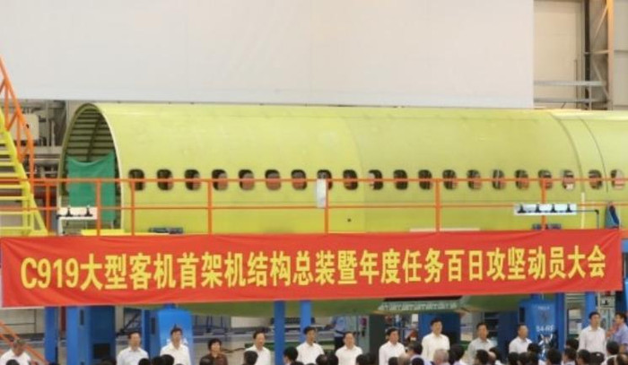 Chiếc máy bay chở khách C919 đầu tiên của Trung Quốc lắp ráp (nguồn mạng sina Trung Quốc) Chiếc máy bay chở khách C919 đầu tiên của Trung Quốc lắp ráp (nguồn mạng sina Trung Quốc)