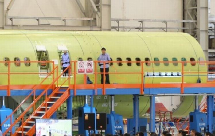 Chiếc máy bay chở khách C919 đầu tiên của Trung Quốc lắp ráp (nguồn mạng sina Trung Quốc) Chiếc máy bay chở khách C919 đầu tiên của Trung Quốc lắp ráp (nguồn mạng sina Trung Quốc)