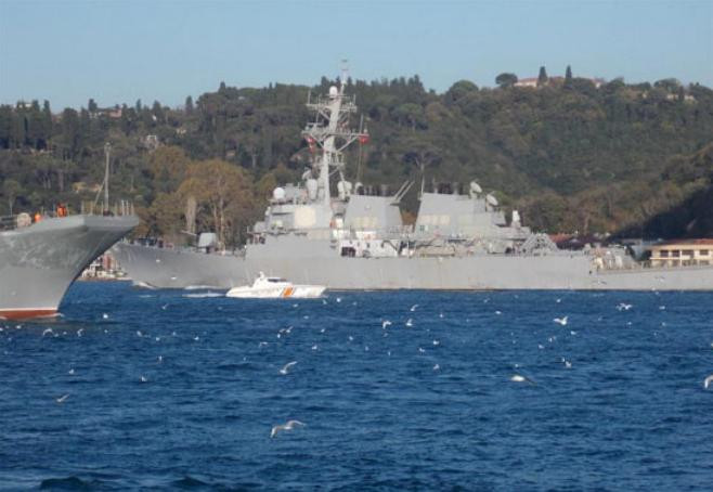 Tàu đổ bộ xe tăng Novocherkassk lớp Ropucha "gặp thoáng qua" tàu khu trục USS Ross (DDG-71) Mỹ ở eo biển Bosphorus Thổ Nhĩ Kỳ