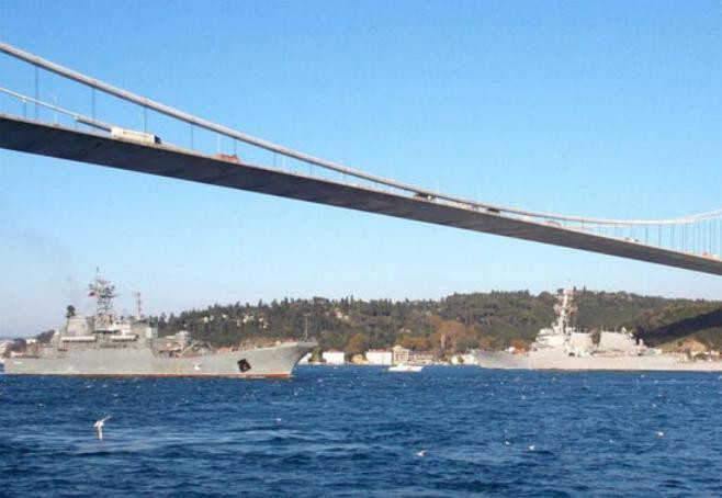 Tàu đổ bộ xe tăng Novocherkassk lớp Ropucha "gặp thoáng qua" tàu khu trục USS Ross (DDG-71) Mỹ ở eo biển Bosphorus Thổ Nhĩ Kỳ