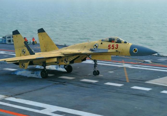 Máy bay chiến đấu J-15 hạ cánh trên tàu sân bay Liêu Ninh