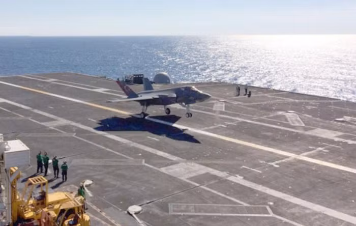 Ngày 3 tháng 11 năm 2014, máy bay chiến đấu F-35C lần đầu tiên hạ cánh thành công có cáp hãm đà trên tàu sân bay USS Nimitz Hải quân Mỹ