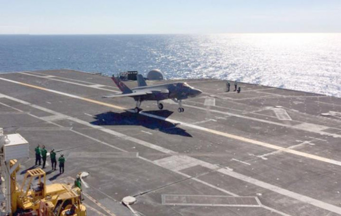 Ngày 3 tháng 11 năm 2014, máy bay chiến đấu F-35C lần đầu tiên hạ cánh thành công có cáp hãm đà trên tàu sân bay USS Nimitz Hải quân Mỹ