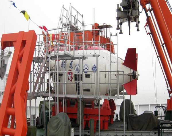 Tàu lặn Giao Long được đưa lên tàu Hướng Dương Hồng 09 Tàu lặn Giao Long được đưa lên tàu Hướng Dương Hồng 09