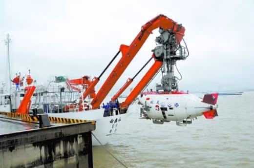 Tàu lặn Giao Long được chở bằng tàu Hướng Dương Hồng 09