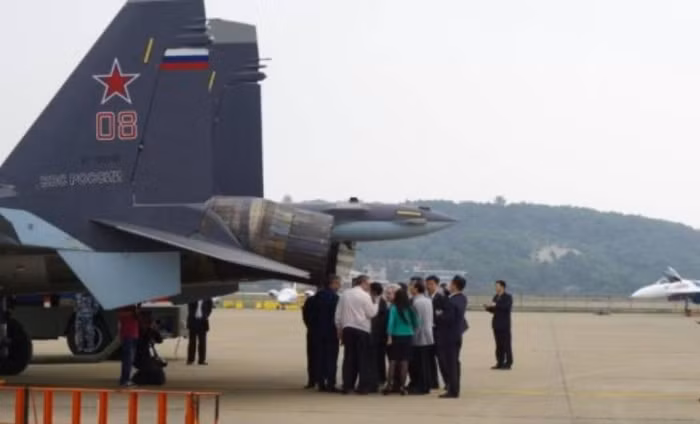 Phó Chủ tịch nước Trung Quốc Lý Nguyên Triều tham quan máy bay chiến đấu Su-35 (nguồn mạng sina Trung Quốc)