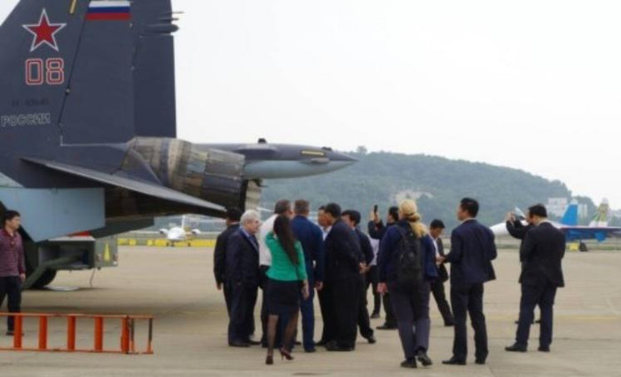 Phó Chủ tịch nước Trung Quốc Lý Nguyên Triều tham quan máy bay chiến đấu Su-35 (nguồn mạng sina Trung Quốc) Phó Chủ tịch nước Trung Quốc Lý Nguyên Triều tham quan máy bay chiến đấu Su-35 (nguồn mạng sina Trung Quốc)