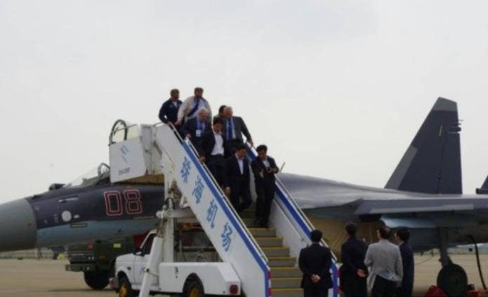 Phó Chủ tịch nước Trung Quốc Lý Nguyên Triều tham quan máy bay chiến đấu Su-35 (nguồn mạng sina Trung Quốc) Phó Chủ tịch nước Trung Quốc Lý Nguyên Triều tham quan máy bay chiến đấu Su-35 (nguồn mạng sina Trung Quốc)