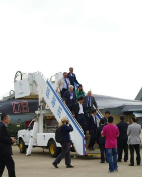 Phó Chủ tịch nước Trung Quốc Lý Nguyên Triều tham quan máy bay chiến đấu Su-35 (nguồn mạng sina Trung Quốc) Phó Chủ tịch nước Trung Quốc Lý Nguyên Triều tham quan máy bay chiến đấu Su-35 (nguồn mạng sina Trung Quốc)