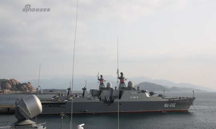 Tàu hộ vệ tên lửa HQ-012 Lý Thái Tổ của Hải quân Việt Nam ở vịnh Cam Ranh (nguồn Tân Hoa xã, sina)