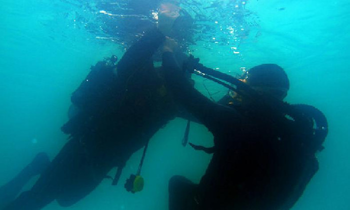 Người nhái cầm súng tấn công dưới nước (nguồn Thời báo Hoàn Cầu, TQ)