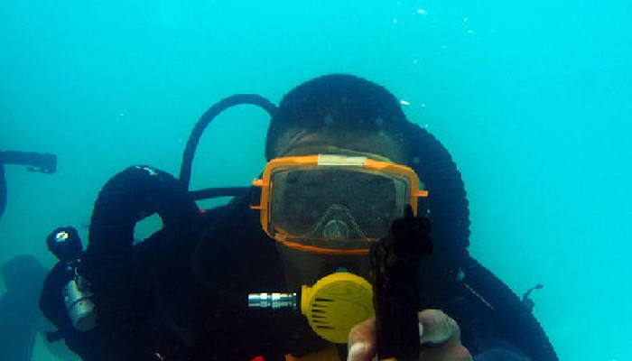 Người nhái cầm súng tấn công dưới nước (nguồn Thời báo Hoàn Cầu, TQ)