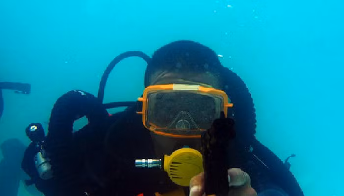 Người nhái cầm súng tấn công dưới nước (nguồn Thời báo Hoàn Cầu, TQ)