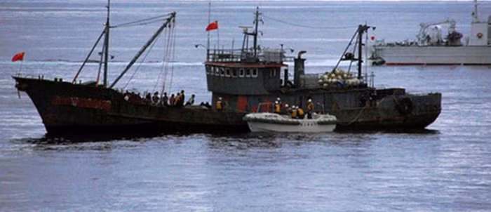 Lực lượng bảo vệ bờ biển Nhật Bản bắt giữ tàu cá Trung Quốc khai thác trộm san hô