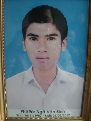 Cái chết của anh Binh đã gây nhiều bức xúc trong người dân nơi đây vì theo họ, đằng sau cái chết này còn nhiều uẩn khúc chưa được giải đáp. Cái chết của anh Binh đã gây nhiều bức xúc trong người dân nơi đây vì theo họ, đằng sau cái chết này còn nhiều uẩn khúc chưa được giải đáp.