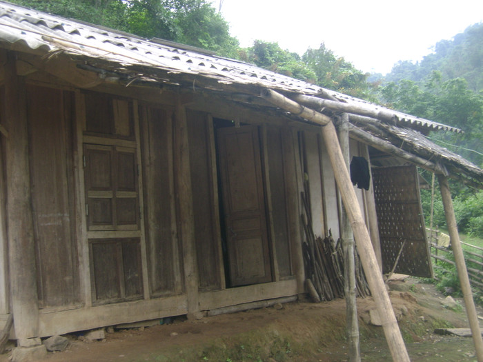 Căn nhà nội trú của các thầy cô giáo nơi đây cũng đã hư hỏng gần hết nên phải chống tạm bằng những cây tre Căn nhà nội trú của các thầy cô giáo nơi đây cũng đã hư hỏng gần hết nên phải chống tạm bằng những cây tre