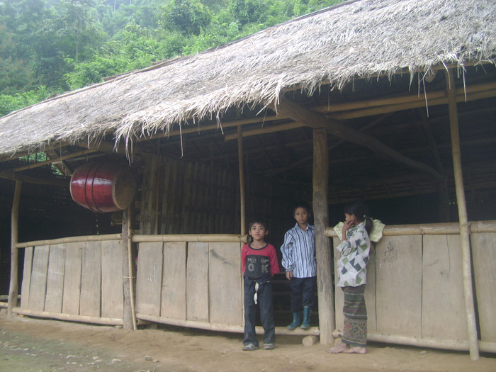 Vào những ngày mưa và mùa đông, những phòng học bằng tre nứa này không thể ngăn nổi mưa và gió lạnh mùa đông Vào những ngày mưa và mùa đông, những phòng học bằng tre nứa này không thể ngăn nổi mưa và gió lạnh mùa đông