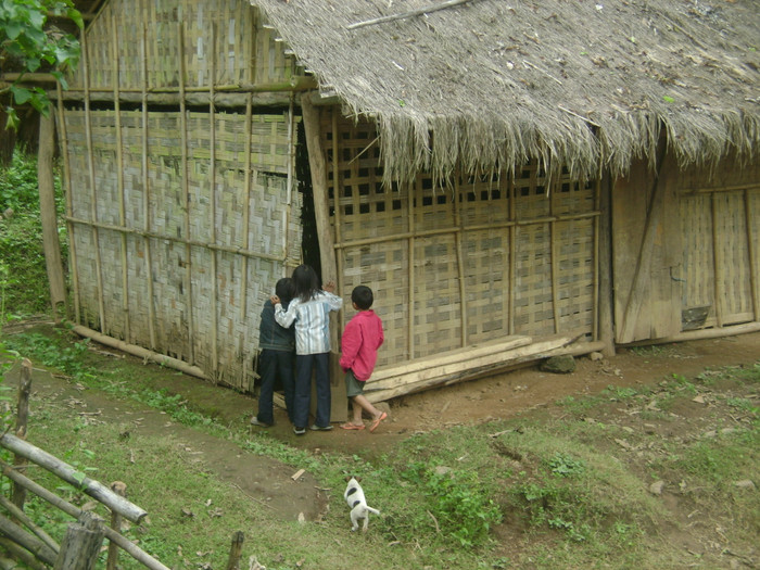 Phòng học mầm non do không có học sinh học nên giờ trở thành chỗ chơi ú tìm cho các em tiểu học với những vách nứa đã bị thủng lỗ chỗ Phòng học mầm non do không có học sinh học nên giờ trở thành chỗ chơi ú tìm cho các em tiểu học với những vách nứa đã bị thủng lỗ chỗ