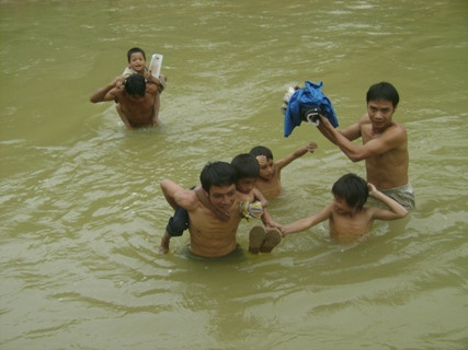 Hàng ngày, muốn đi học, các em lại phải nhờ các thầy cõng qua suối để đến lớp Hàng ngày, muốn đi học, các em lại phải nhờ các thầy cõng qua suối để đến lớp